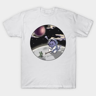 astronaut cat playing with aliens on the moon T-Shirt